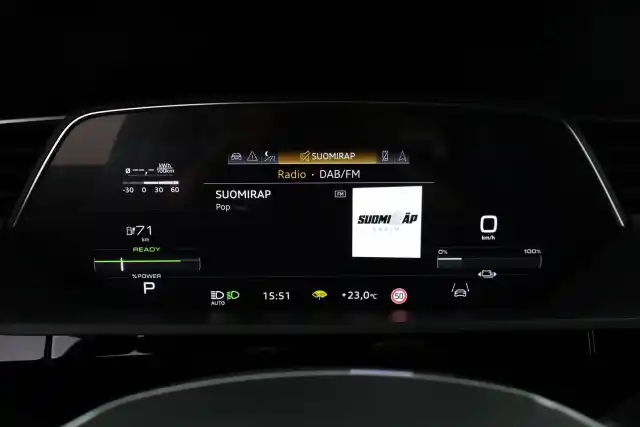 Harmaa Maastoauto, Audi e-tron – SAK-22486