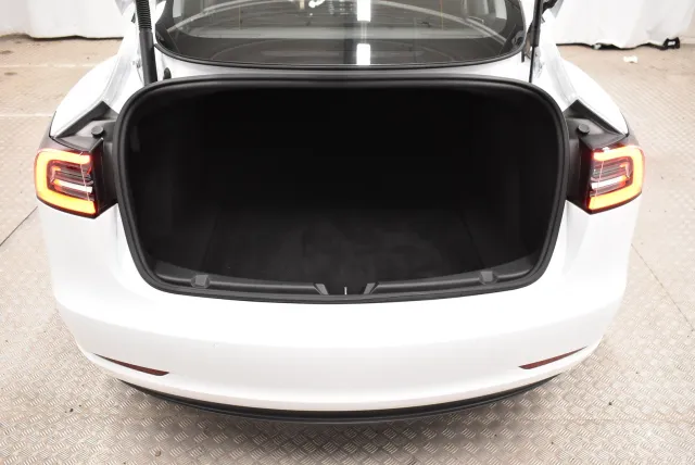 Valkoinen Sedan, Tesla Model 3 – SAK-23914