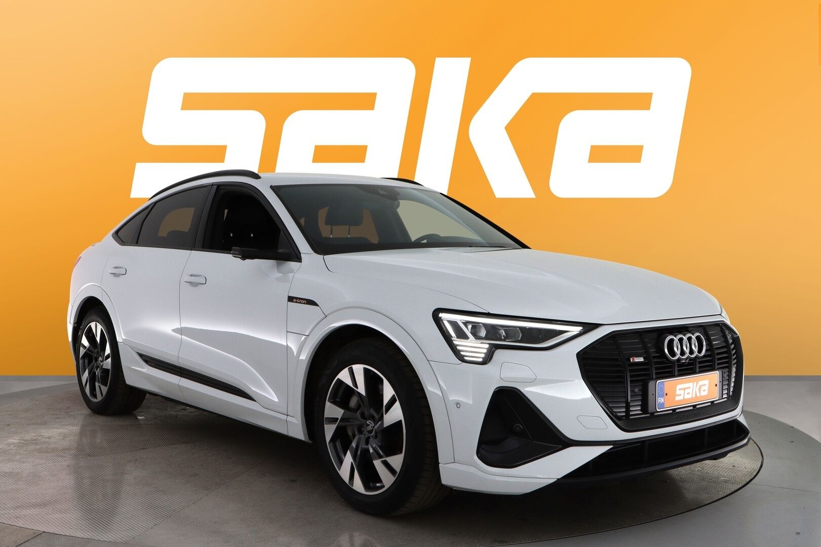 Valkoinen Maastoauto, Audi e-tron – SAK-24592