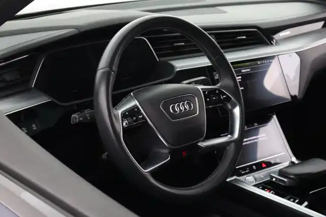 Sininen Maastoauto, Audi e-tron – SAK-28629