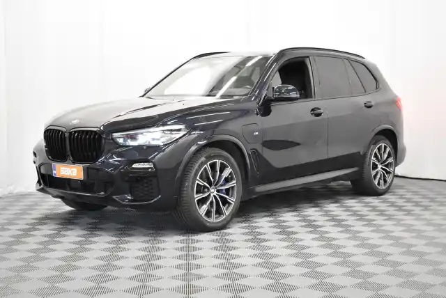 Musta Maastoauto, BMW X5 – SAK-39341