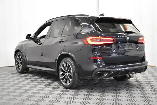 Musta Maastoauto, BMW X5 – SAK-39341