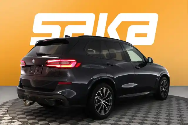 Musta Maastoauto, BMW X5 – SAK-39341