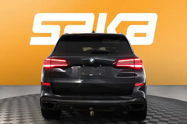 Musta Maastoauto, BMW X5 – SAK-39341