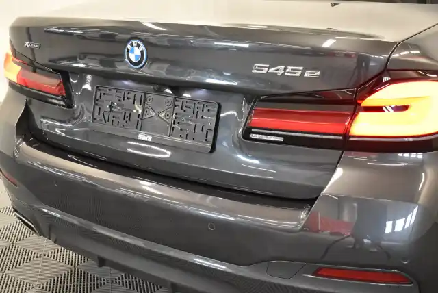 Harmaa Sedan, BMW 545 – SAK-70581