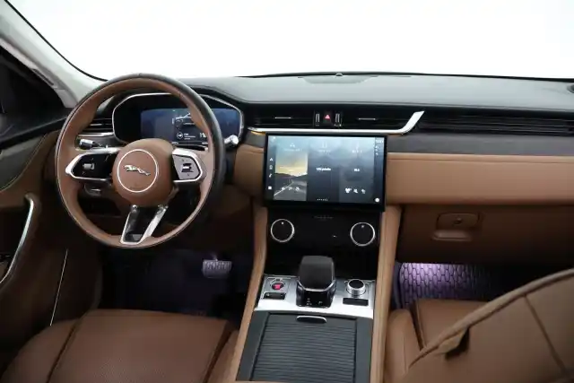 Valkoinen Maastoauto, Jaguar F-PACE – SAK-82012