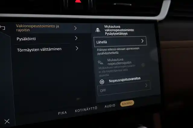 Valkoinen Maastoauto, Jaguar F-PACE – SAK-82012