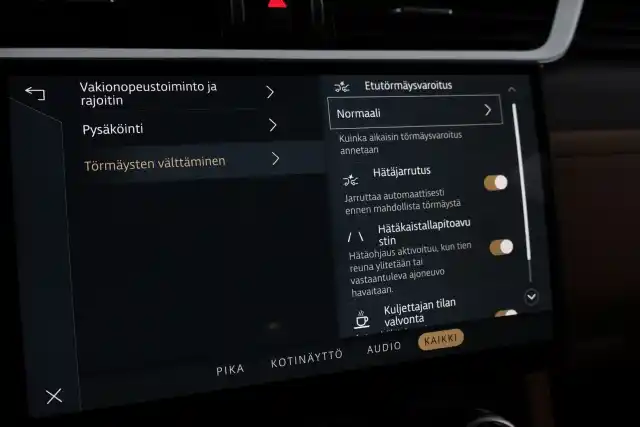 Valkoinen Maastoauto, Jaguar F-PACE – SAK-82012