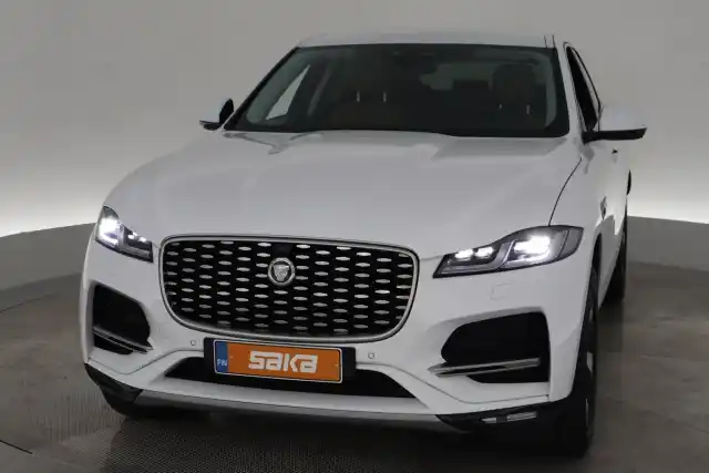 Valkoinen Maastoauto, Jaguar F-PACE – SAK-82012