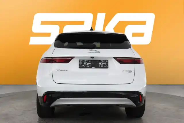 Valkoinen Maastoauto, Jaguar F-PACE – SAK-82012