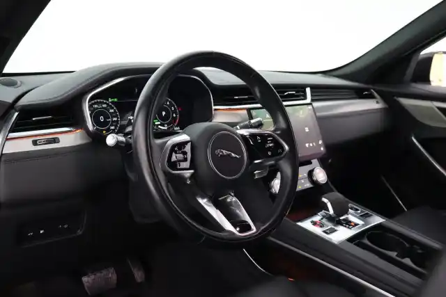 Valkoinen Maastoauto, Jaguar F-PACE – SAK-82049