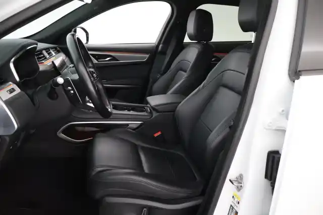 Valkoinen Maastoauto, Jaguar F-PACE – SAK-82049