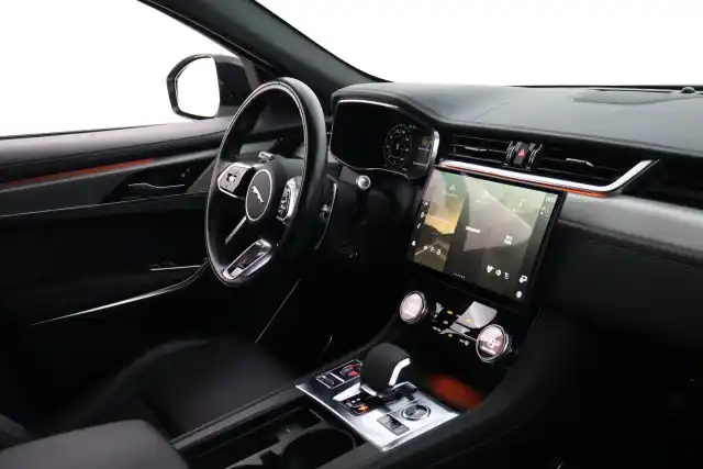 Valkoinen Maastoauto, Jaguar F-PACE – SAK-82049