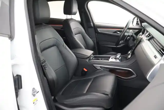 Valkoinen Maastoauto, Jaguar F-PACE – SAK-82049