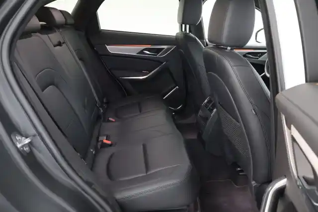 Valkoinen Maastoauto, Jaguar F-PACE – SAK-82049