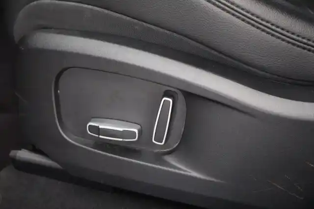 Valkoinen Maastoauto, Jaguar F-PACE – SAK-82049