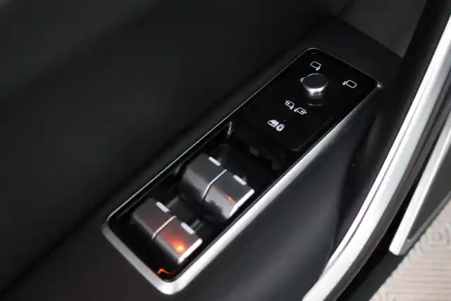 Valkoinen Maastoauto, Jaguar F-PACE – SAK-82049