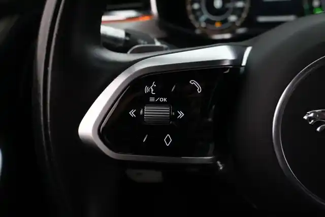 Valkoinen Maastoauto, Jaguar F-PACE – SAK-82049