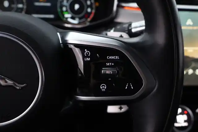 Valkoinen Maastoauto, Jaguar F-PACE – SAK-82049