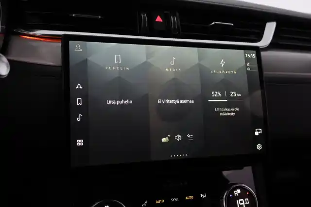 Valkoinen Maastoauto, Jaguar F-PACE – SAK-82049