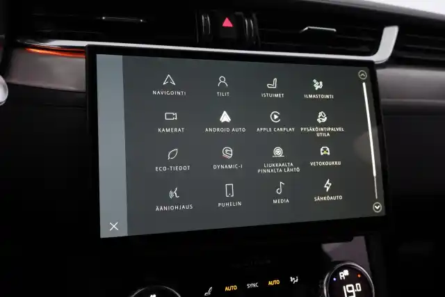 Valkoinen Maastoauto, Jaguar F-PACE – SAK-82049
