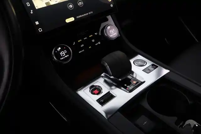 Valkoinen Maastoauto, Jaguar F-PACE – SAK-82049