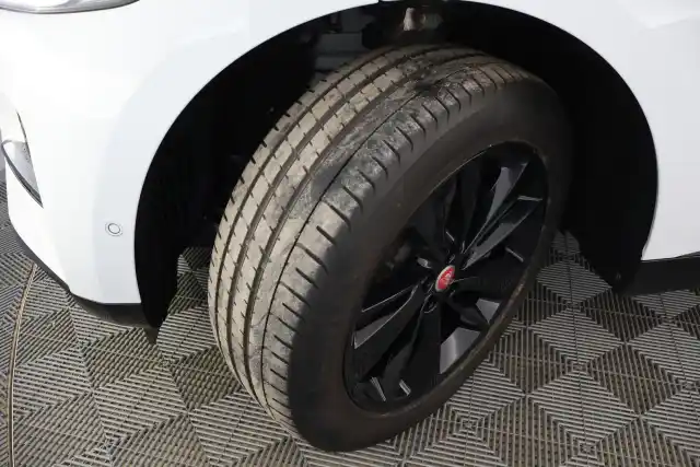 Valkoinen Maastoauto, Jaguar F-PACE – SAK-82049