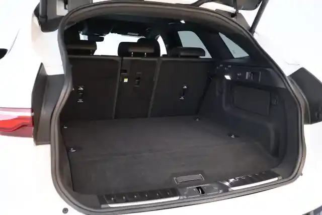 Valkoinen Maastoauto, Jaguar F-PACE – SAK-82049