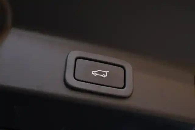 Valkoinen Maastoauto, Jaguar F-PACE – SAK-82049