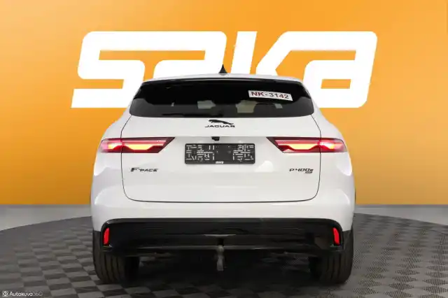 Valkoinen Maastoauto, Jaguar F-PACE – SAK-82049