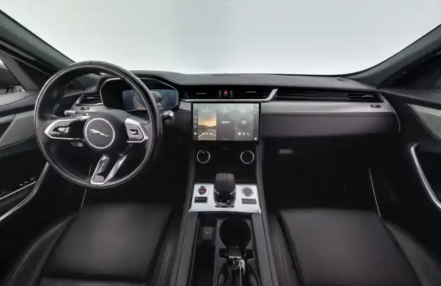 Valkoinen Maastoauto, Jaguar F-PACE – SAK-82049
