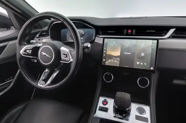 Valkoinen Maastoauto, Jaguar F-PACE – SAK-82049