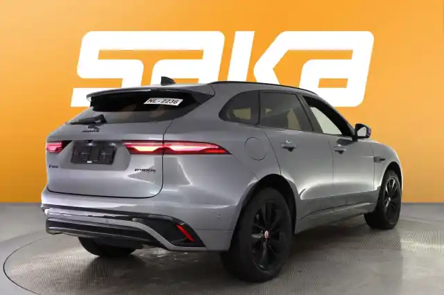 Harmaa Maastoauto, Jaguar F-PACE – SAK-82642