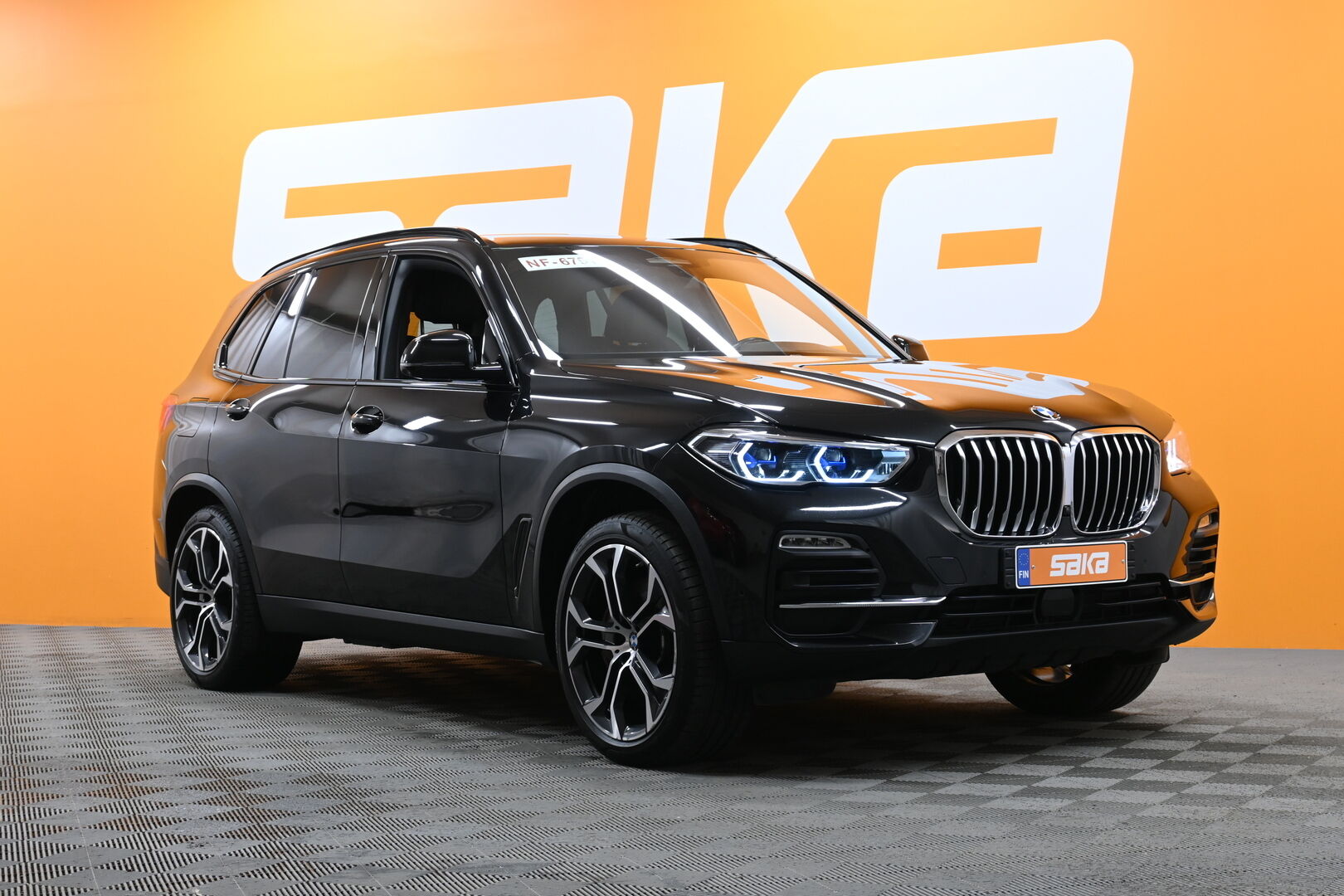 Musta Maastoauto, BMW X5 – SAK-83917