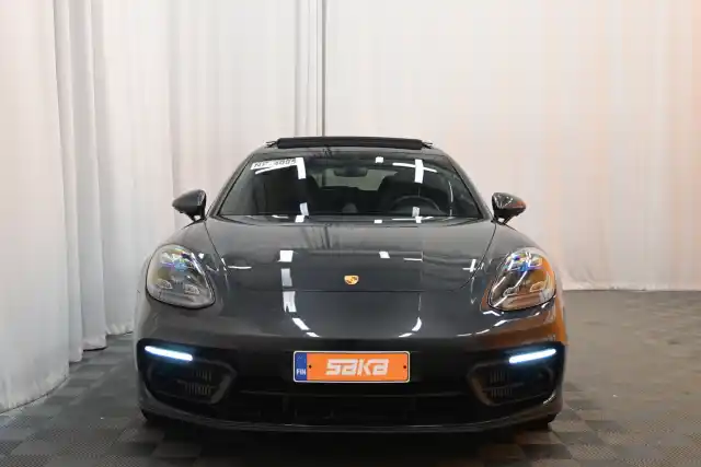 Harmaa Farmari, Porsche Panamera – SAK-91787