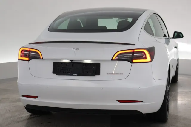 Valkoinen Sedan, Tesla Model 3 – SAK-94350