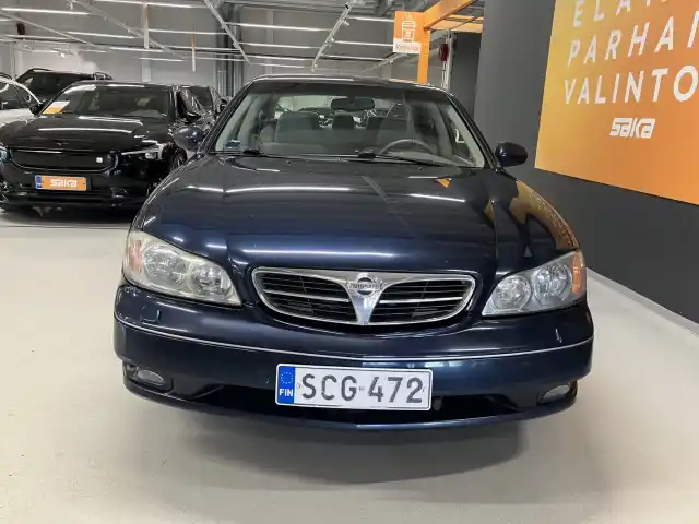 Sininen Sedan, Nissan Maxima – SCG-472