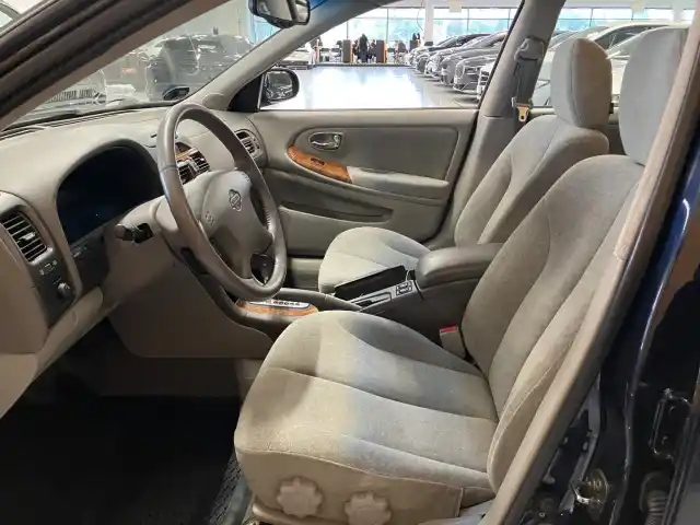 Sininen Sedan, Nissan Maxima – SCG-472