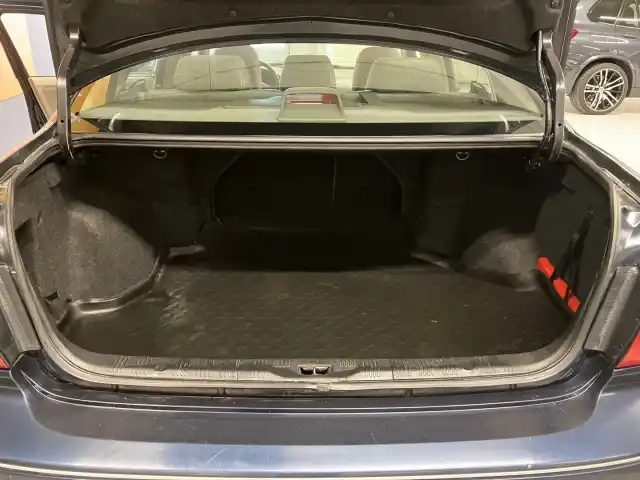Sininen Sedan, Nissan Maxima – SCG-472