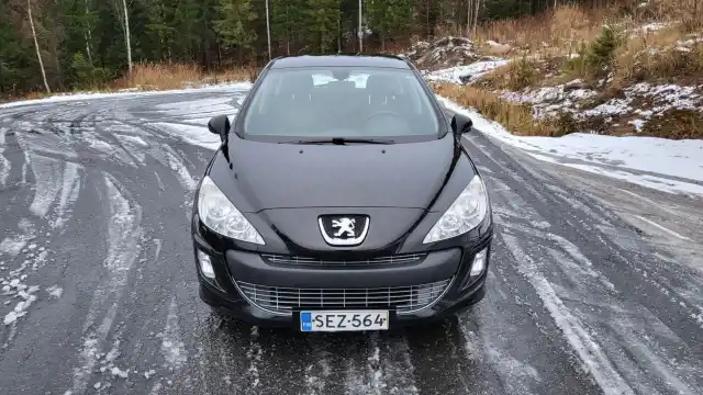 Musta Viistoperä, Peugeot 308 – SEZ-564