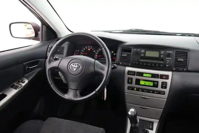 Punainen Viistoperä, Toyota Corolla – SJG-461