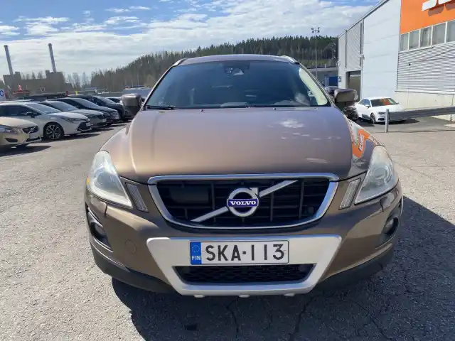 Ruskea Maastoauto, Volvo XC60 – SKA-113