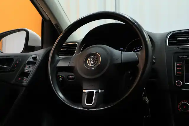 Valkoinen Viistoperä, Volkswagen Golf – SKB-746