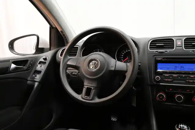 Valkoinen Viistoperä, Volkswagen Golf – SKC-679