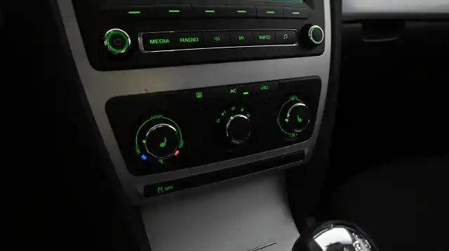 Ruskea (beige) Viistoperä, Skoda Octavia – SKH-119
