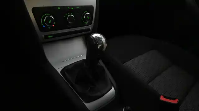 Ruskea (beige) Viistoperä, Skoda Octavia – SKH-119