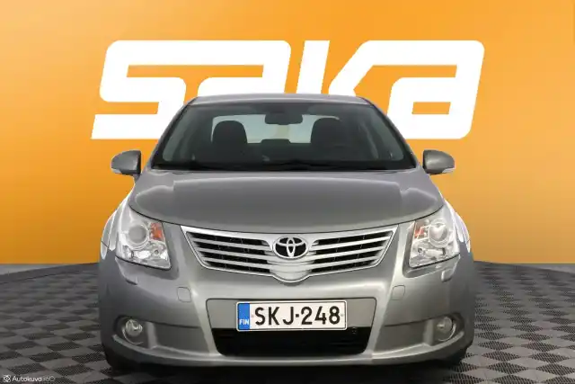 Harmaa Sedan, Toyota Avensis – SKJ-248