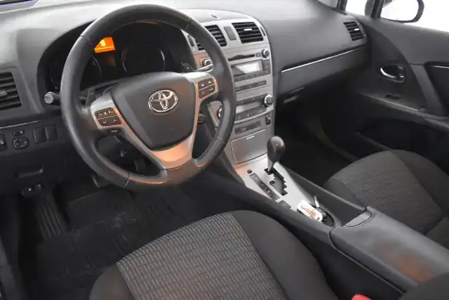 Harmaa Sedan, Toyota Avensis – SKJ-248