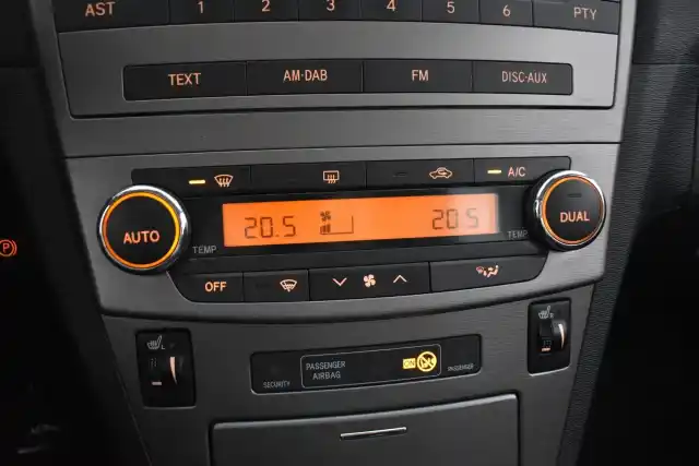 Harmaa Sedan, Toyota Avensis – SKJ-248