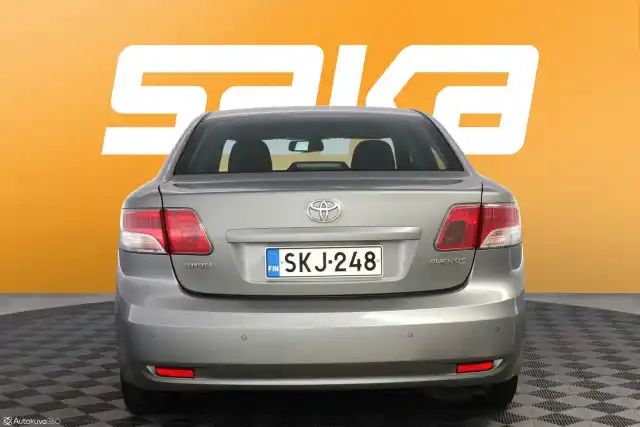 Harmaa Sedan, Toyota Avensis – SKJ-248